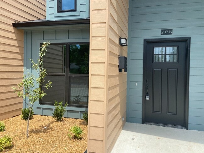 Building Photo - 207 E 3rd St