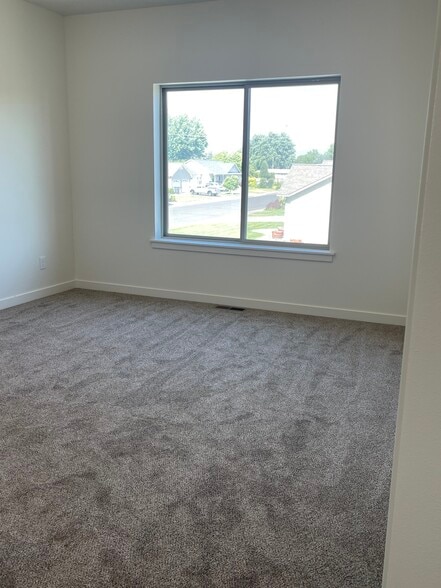 Building Photo - 1502 S E Landen Dr