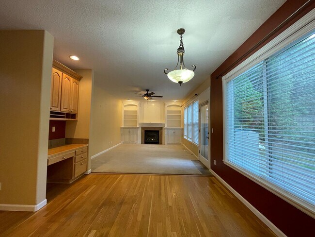 Building Photo - 5 Bed 2.5 Bath + a Den in Tigard/Bull Mountain - Solar Panels, Central A/C and More!