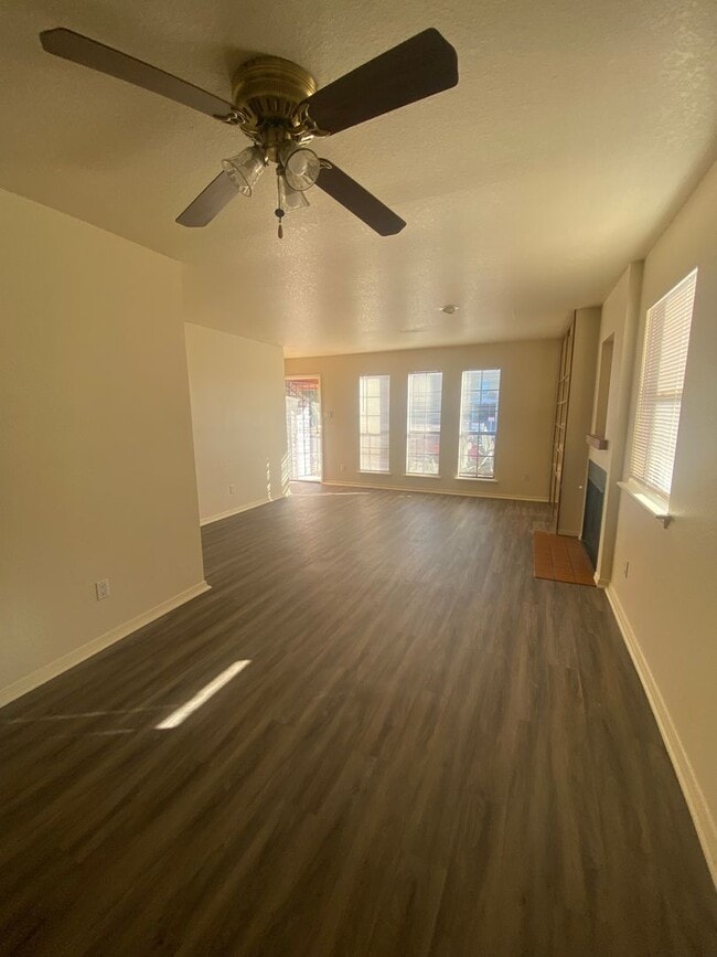 Building Photo - los-2940