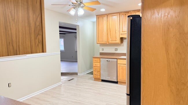 Building Photo - 1060 Glaser Dr