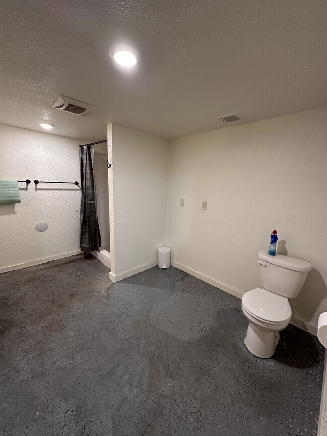 Building Photo - Great 6 bed 3 bath not far from UWEC! Available June 1st