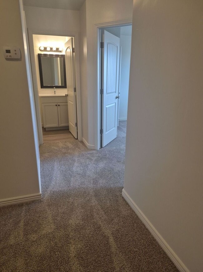 Building Photo - Remodeled 3 Bed / 2.5 Bath Townhome in Great Location