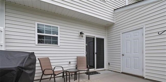 Building Photo - Spacious 3BR/2 BA Townhome Located in Caba...