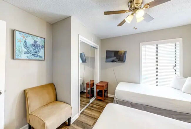 Building Photo - Fully Furnished 2 Bed/ 1 Bath downstairs u...