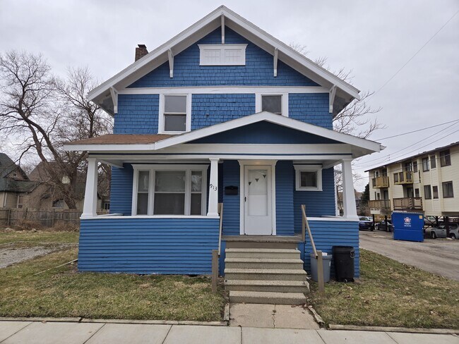 Building Photo - 913 E 2nd St