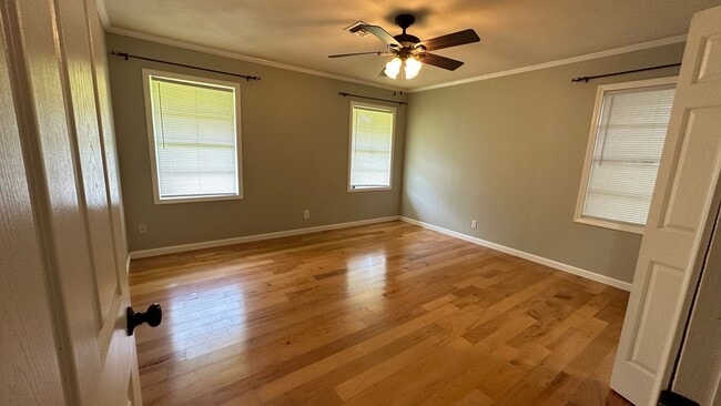 Building Photo - Gorgeous 3 bed Home!!