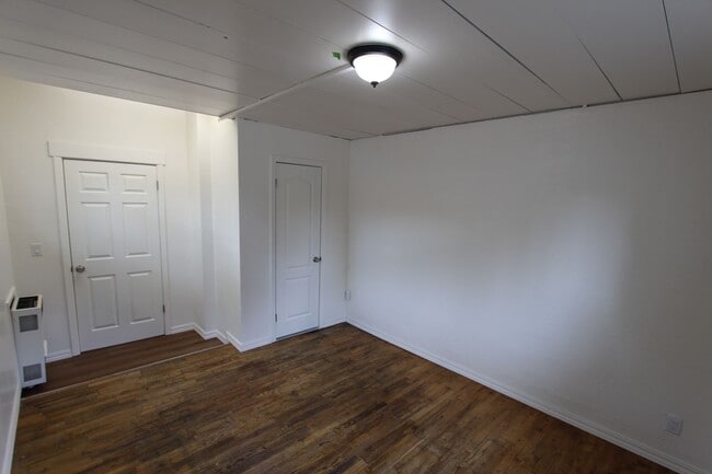 Building Photo - 4 bedroom Sunnyside Home