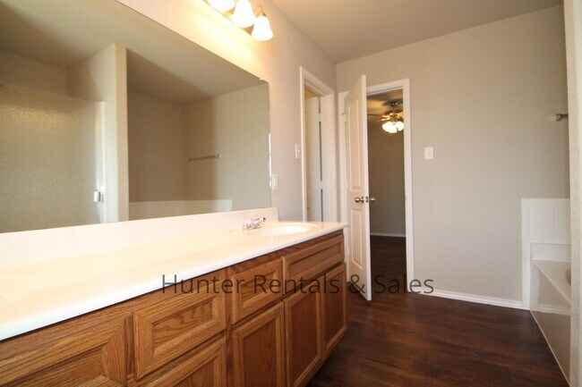 Building Photo - Fabulous Five Bedrooms!