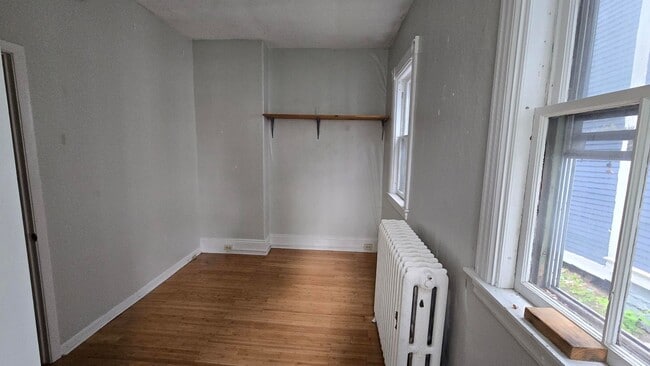 Building Photo - 3 Bedroom Apartment in Burlington VT Available NOW! OFF STREET PARKING, LAUNDRY, HEAT INCLUDED.