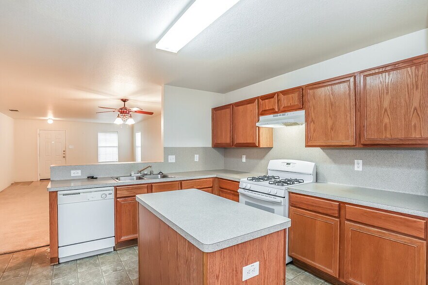 Building Photo - 20830 Banyan Crest Ln