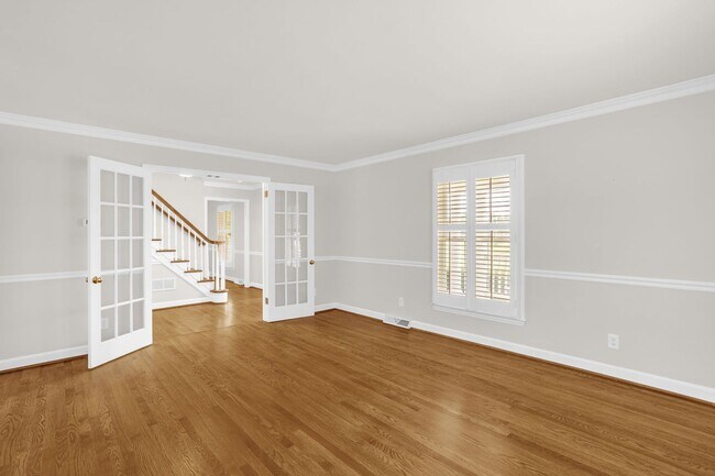 Building Photo - Classic Country Club Elegance