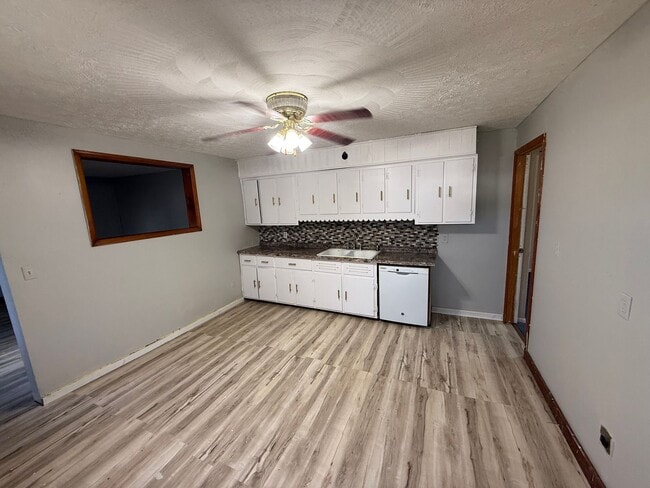 Building Photo - Three Bedroom Two Bath Home in Huntington