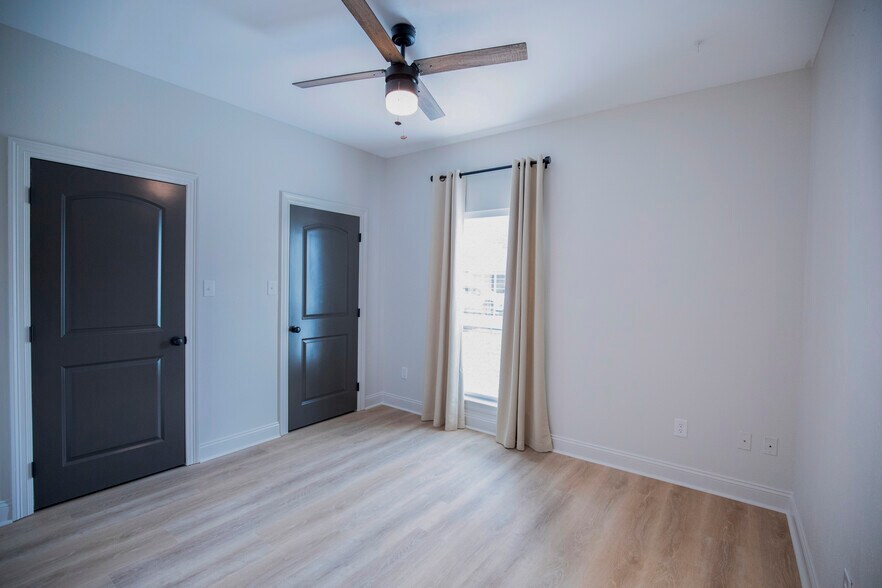 Bedroom 3 features double closets - 11284 Shelly St