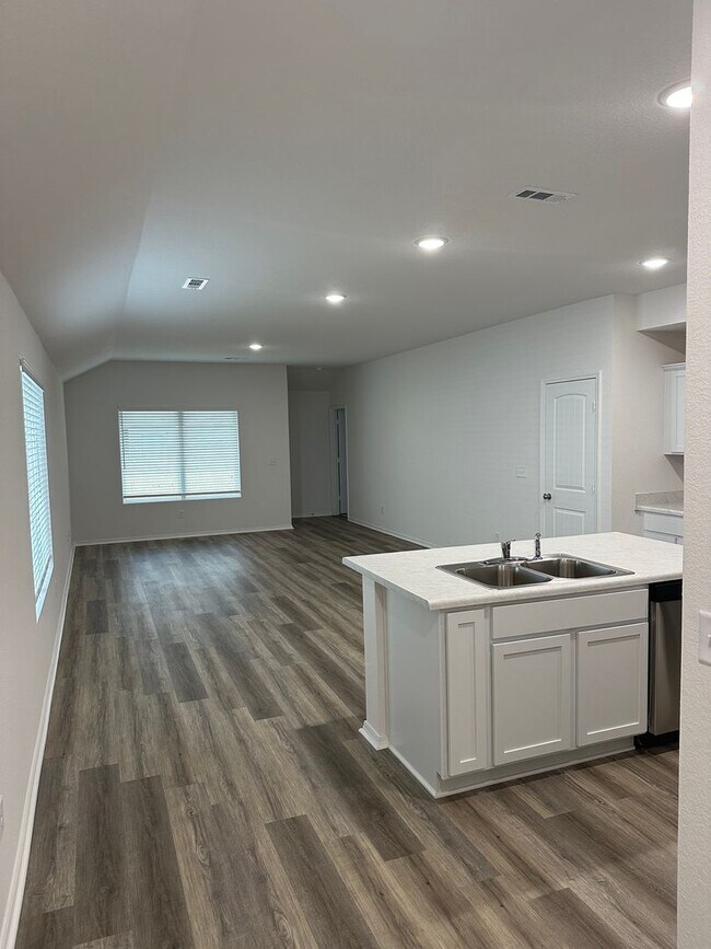 Building Photo - Available May 16th! — Charming 3-Bedroom Home in White Oak Crossing | Cozy Living You’ll Love