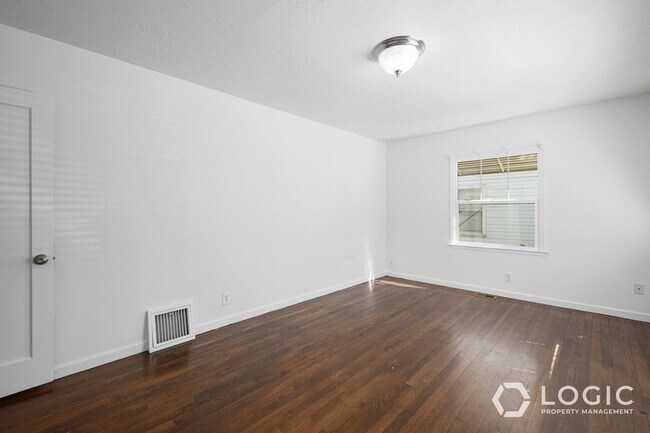 Building Photo - Gorgeous Home in SLC!