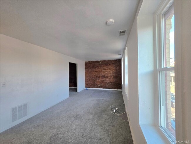 Building Photo - 8 Main St