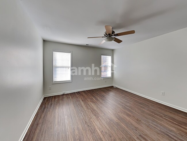 Building Photo - 5017 Village Lawn Dr