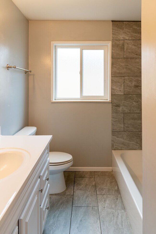 Building Photo - 3 Bed 2 Bath Home For Rent across from Sloan's Lake!