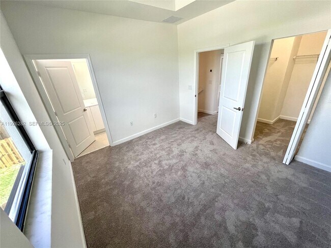 Building Photo - 20671 NE 7th Pl