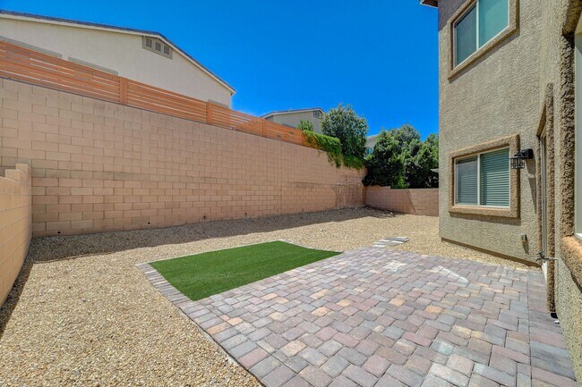 Building Photo - Beautiful DR Horton Home in Centennial Hil...
