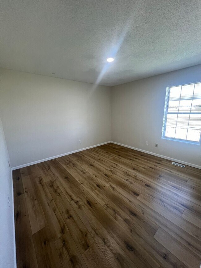 Building Photo - 2511-2511 Carnation Dr
