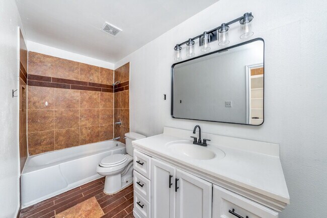 Building Photo - ***Special, Half Off One Months Rent with ...