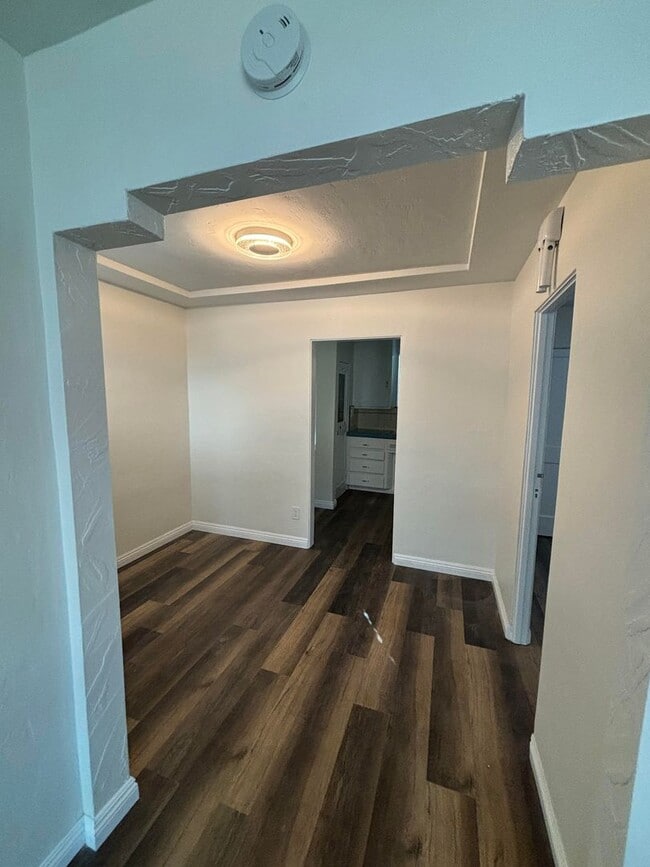 Building Photo - Beautifully renovated 2 bedroom 2 bath home w/ all utilities included!