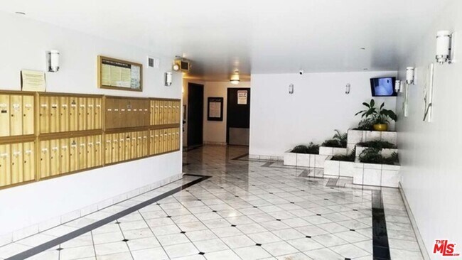 Building Photo - 533 S St Andrews Pl