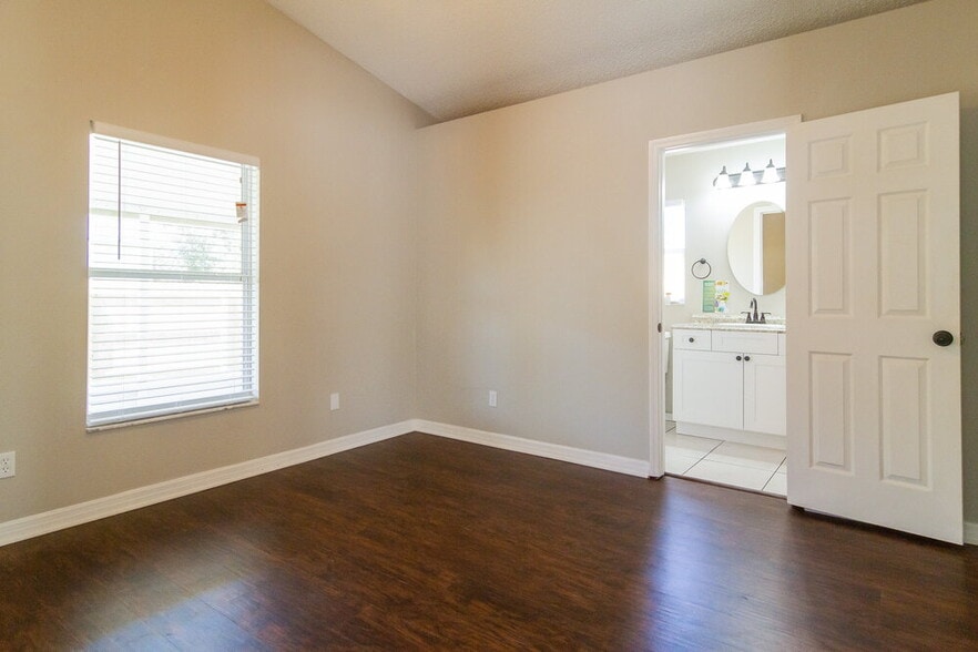 Building Photo - 13500 Glasser Ave