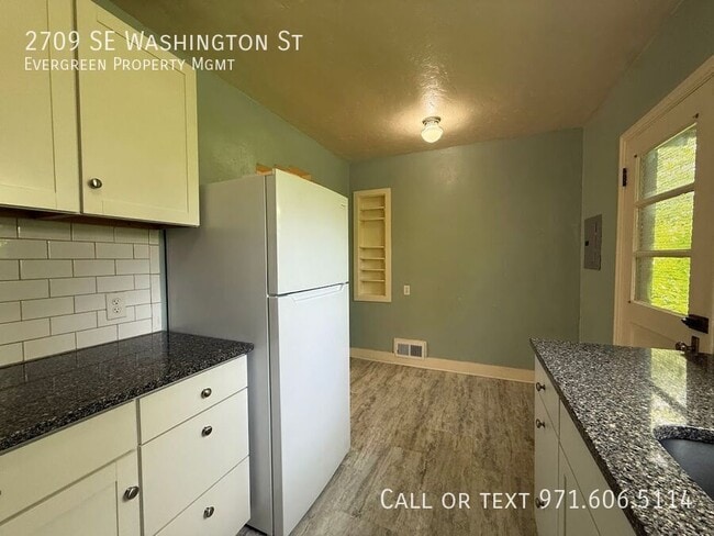 Building Photo - 2709 SE Washington St