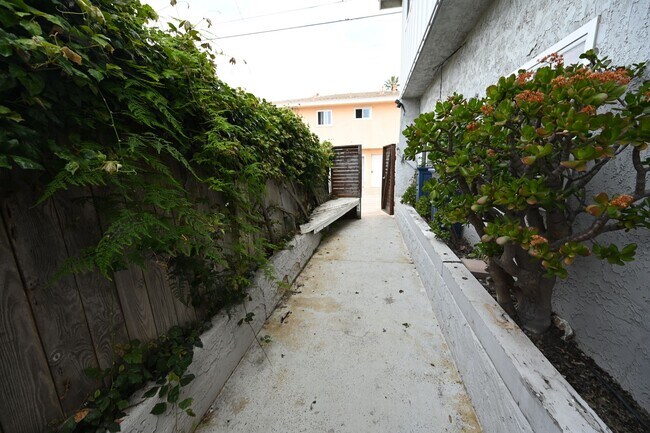 Building Photo - 4672-76LB