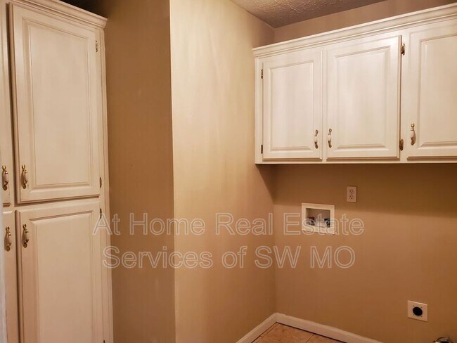 Building Photo - 308 Excalibur Ct
