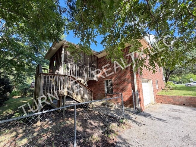 Building Photo - 320 Park Rd