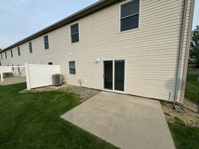 Building Photo - 2 Bedroom Townhome