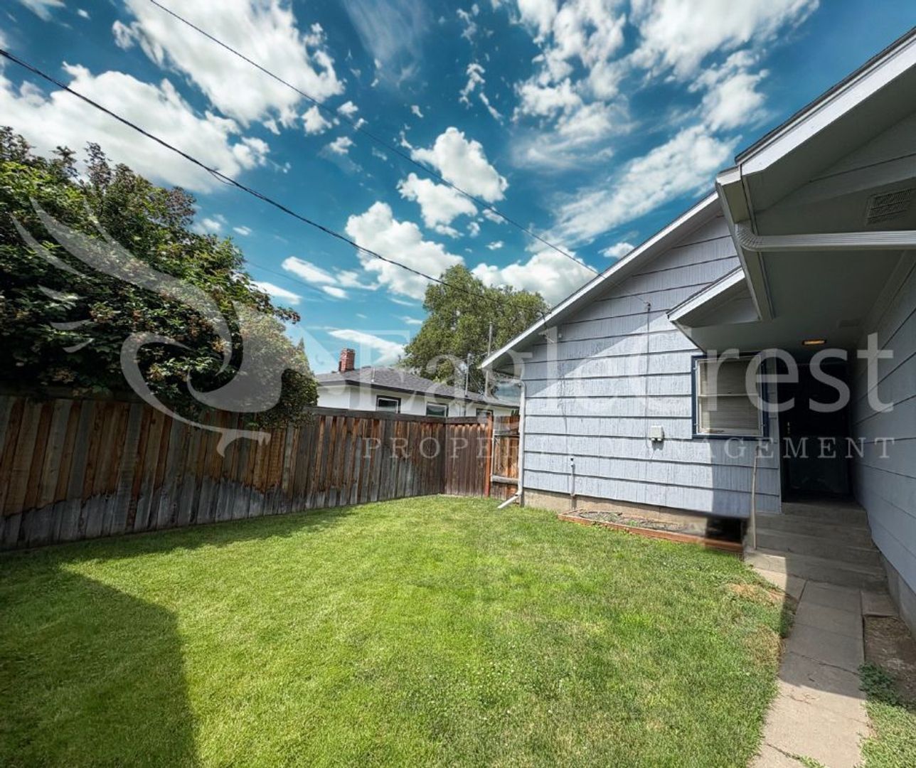 Building Photo - Three Bedroom, Two Bathroom House with Fenced Yard and Outdoor Fireplace
