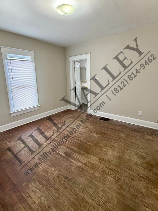 Building Photo - Two Bedroom House