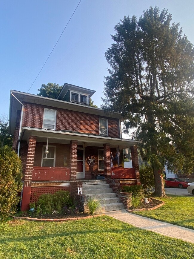 Building Photo - 1100 College Ave