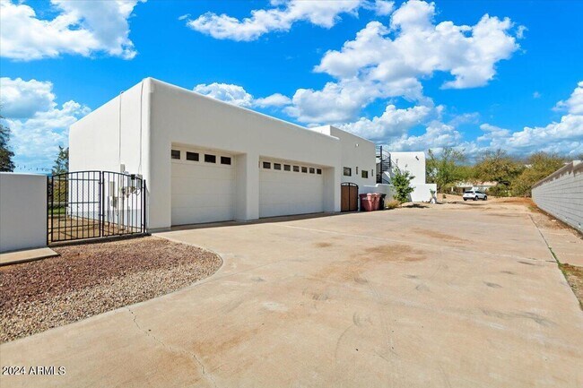 Building Photo - 9735 E Cortez St