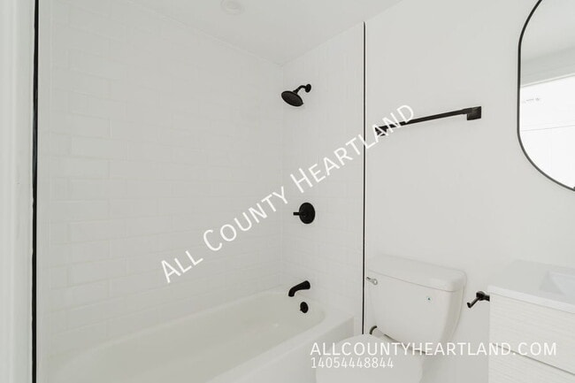 Building Photo - 2100 N Redmond Ave