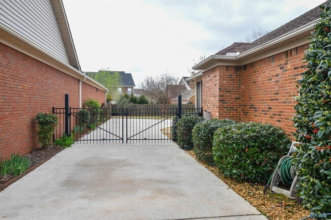 Building Photo - 260 Old Overton Dr