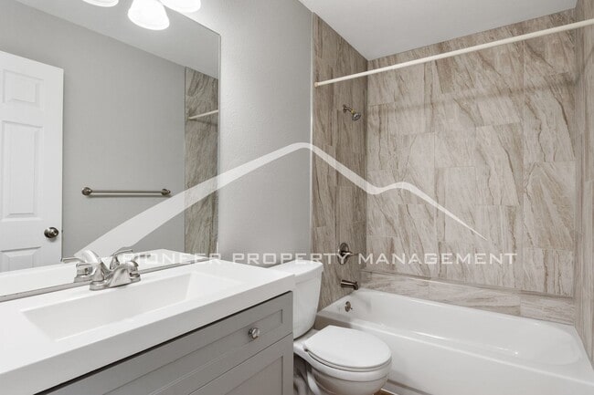 Building Photo - Renovated 3-Level 2BR Townhouse w/ Garage ...