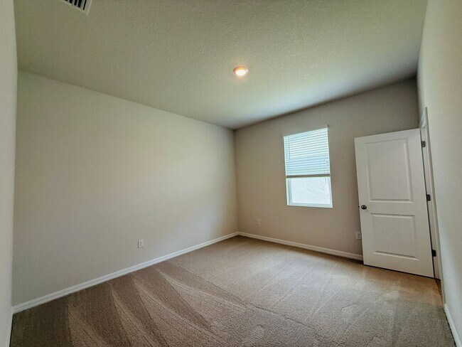Building Photo - New built 4 bedroom 3 bath 3 car garage in Coddington Subdivision