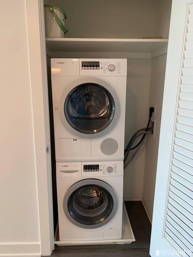 Building Photo - 338 Main St