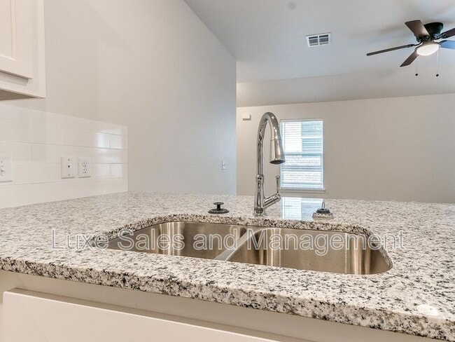 Building Photo - 3703 N Divis Ave