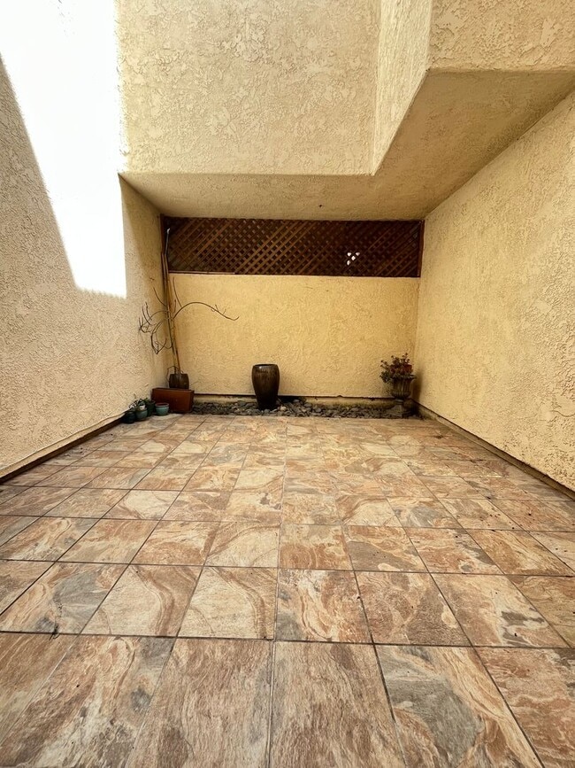 Building Photo - BEAUTIFULLY UPGRADED 1 STORY CONDO