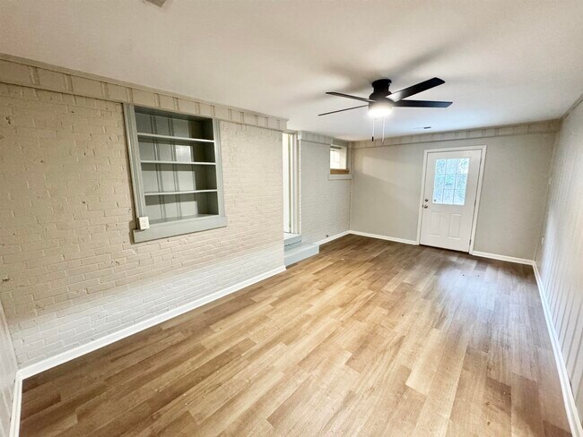 Building Photo - 907 Echles St