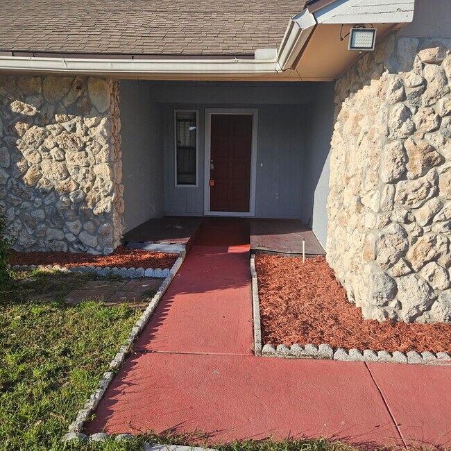Building Photo - Spacious 3 bedroom 2 bath 2 car garage hom...