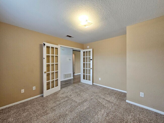 Building Photo - REDUCED RENT - AMAZING RENT SPECIAL & MOVE IN READY!