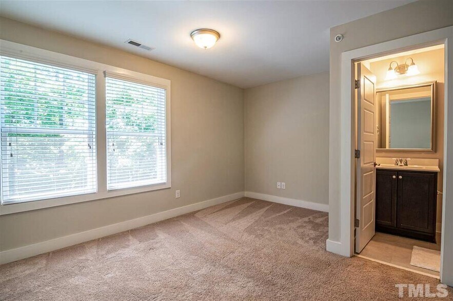 Building Photo - 2800 Bedford Green Dr